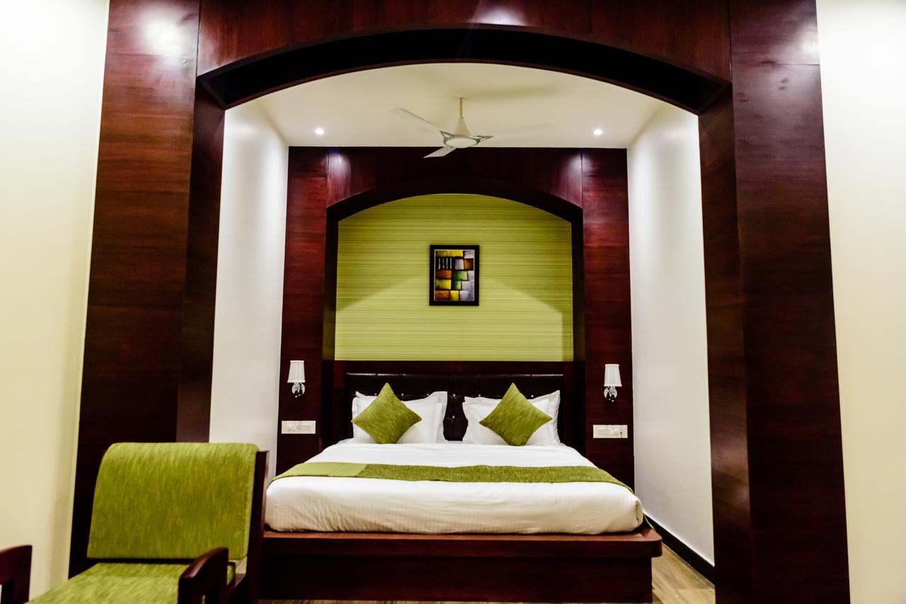 Konark Grand Hotel Mirzāpur Exterior photo